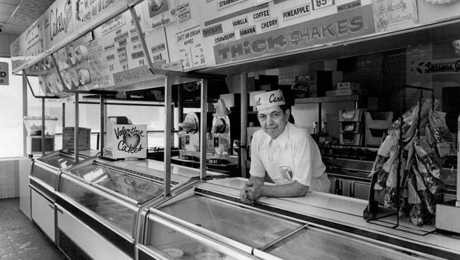 Σε αυτή τη φωτογραφία χωρίς ημερομηνία, ο Walt Silverman, ο οποίος είναι ιδιοκτήτης του Carvel Ice Cream Shop στην East Ridge Road και της Hudson Street στο Irondequoit, στέκεται στο κατάστημα.