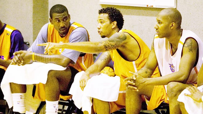 Tommy Smith (center) talks to Amar'e Stoudemire during Phoenix Suns practice at US Airways Center on July 5, 2006.