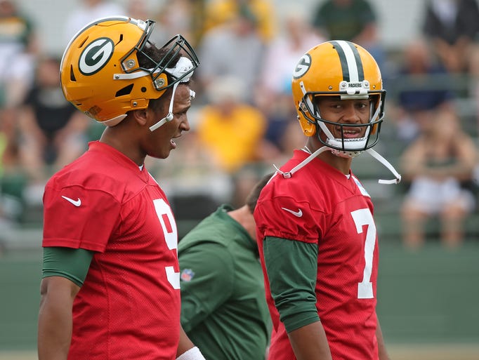 Green Bay Packers quarterbacks Brett Hundley (7) and