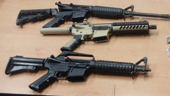 A woman was arrested in Juárez while allegedly transporting three rifles for the Barrio Azteca gang.