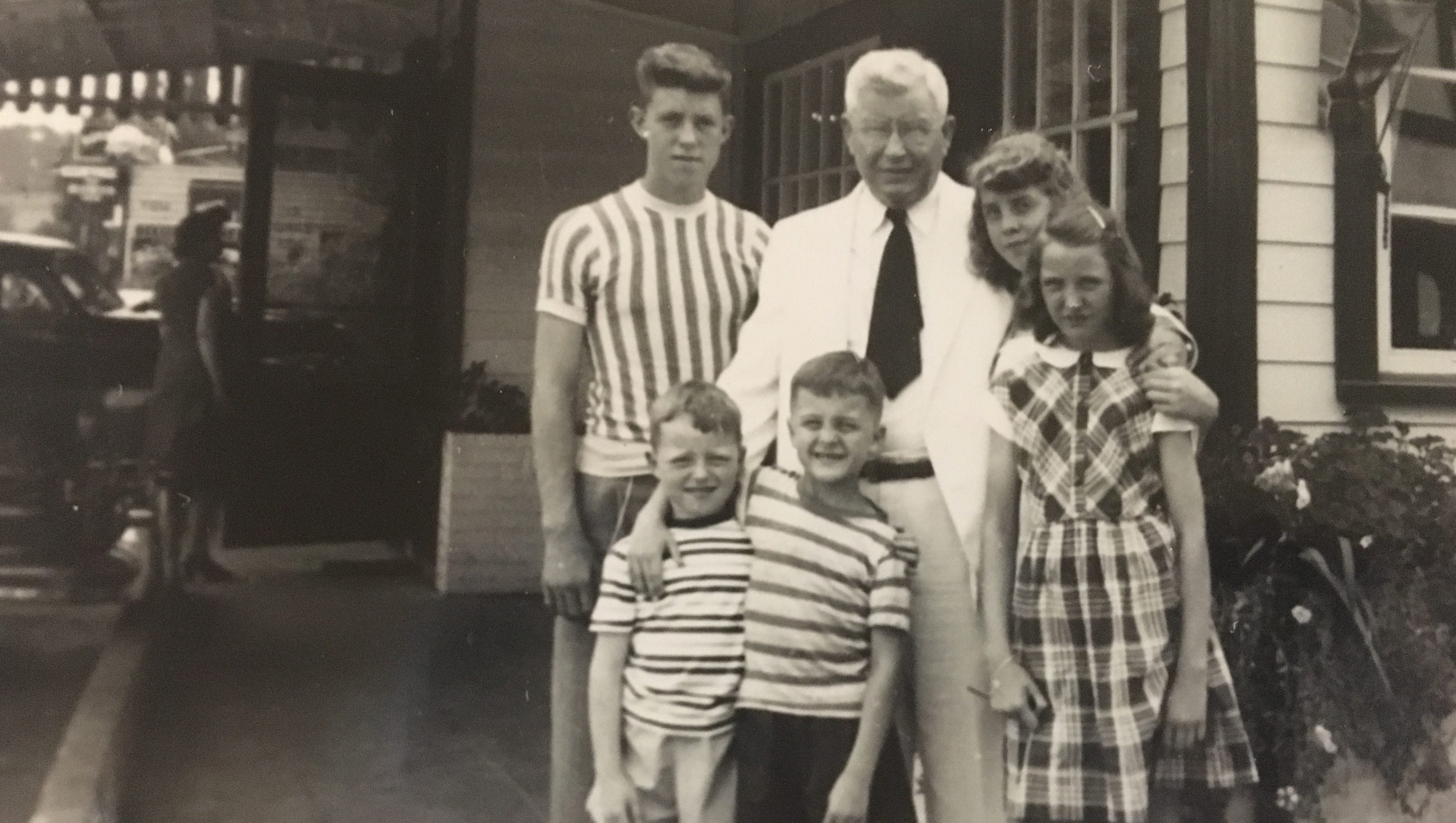 Colonel Sanders' family defends him against 'Papa' John Colonel Sanders' family defends him against 'Papa' John