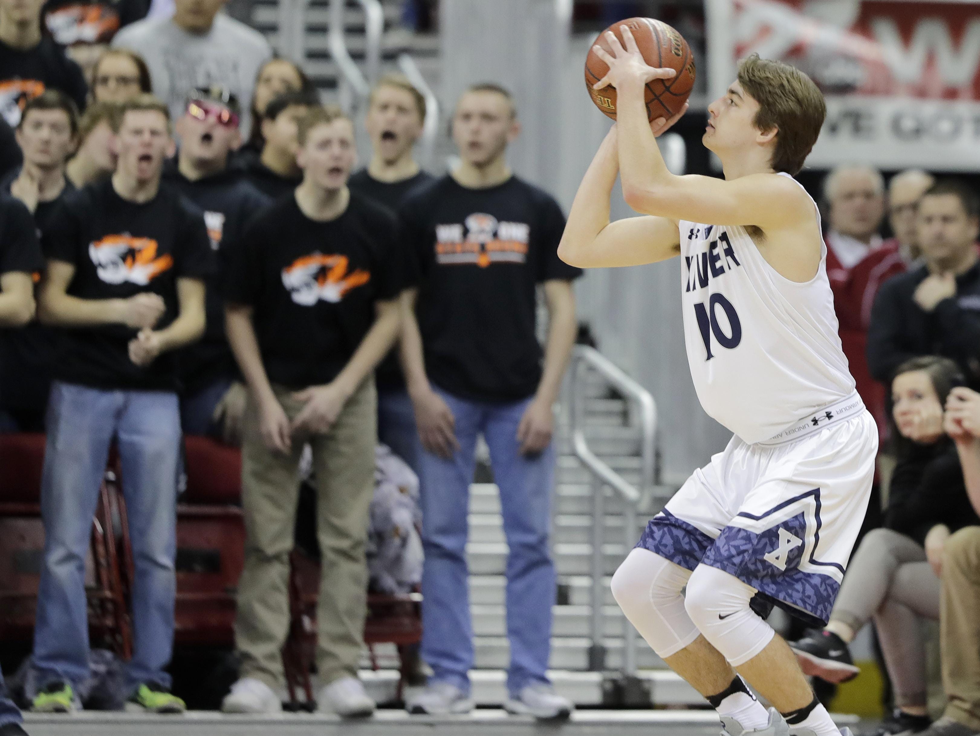 Xavier’s Cal Christensen lines up a 3-point shot at the end of the first half Thursday in Madison.