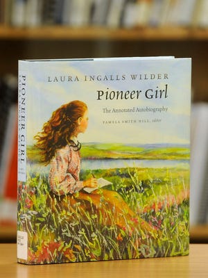 o "Laura Ingalls Wilder Pioneer Girl" O livro está na Sala Caille na Biblioteca Central em Sioux Falls, SD, quinta-feira, 5 de fevereiro de 2015.