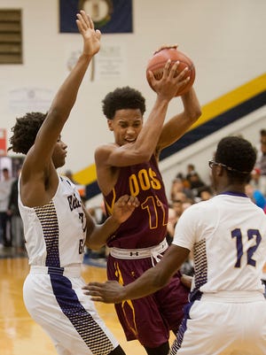 Doss guard-forward Jaylon Hall tries to split the Bowling Green defense. The #1 ranked Purples defeated the defending state champion Doss Dragons, 60-50.17 December 2016