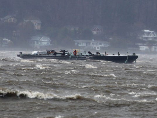 Barges break free in Hudson