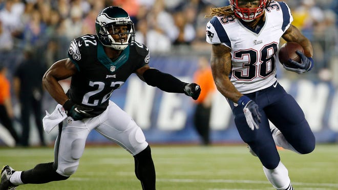 
Patriots running back Brandon Bolden runs past ia Eagles cornerback Brandon Boykin, who later hurt his ankle while blocking on a punt return in the second quarter.
