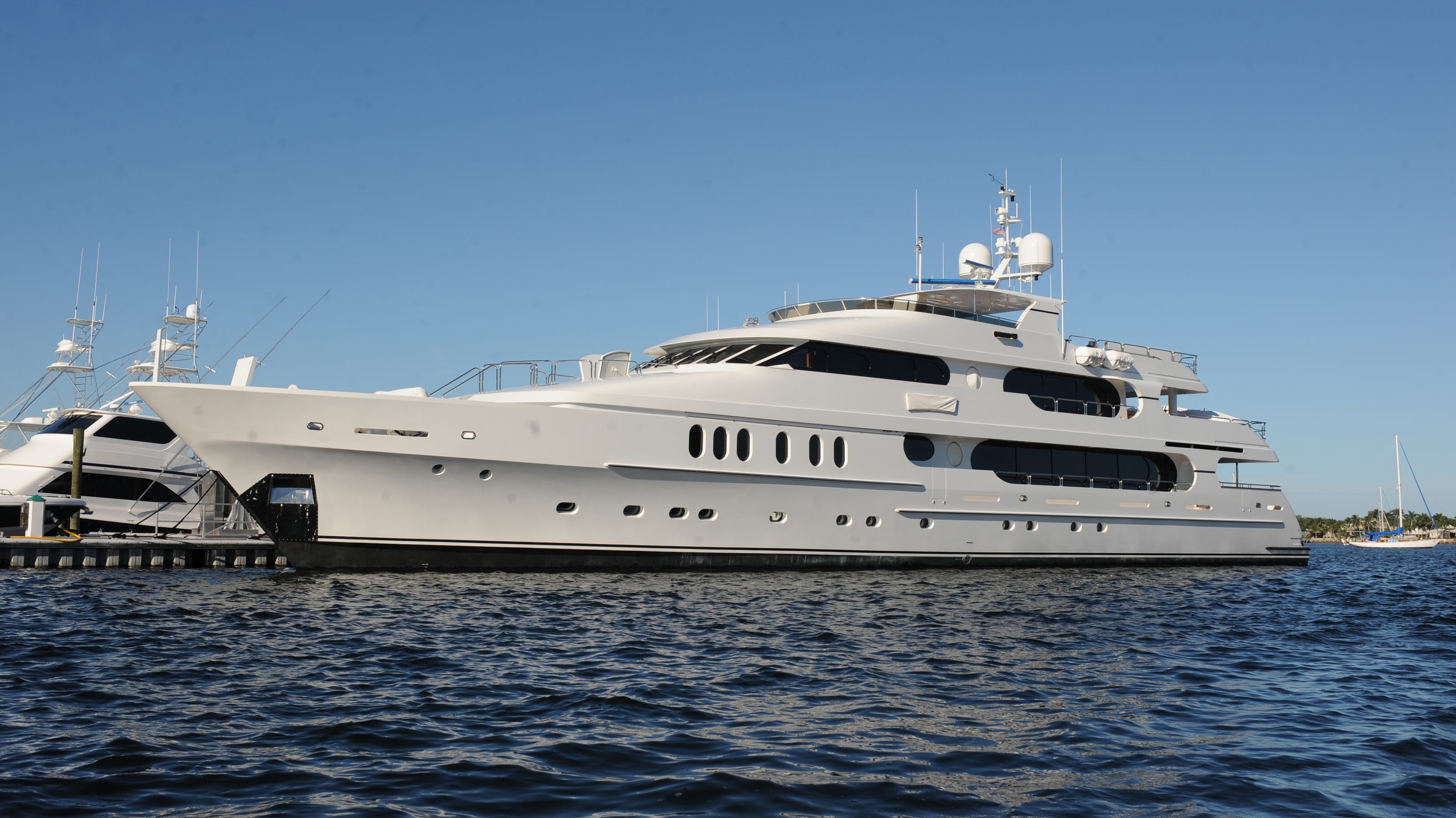 how large is tiger woods yacht