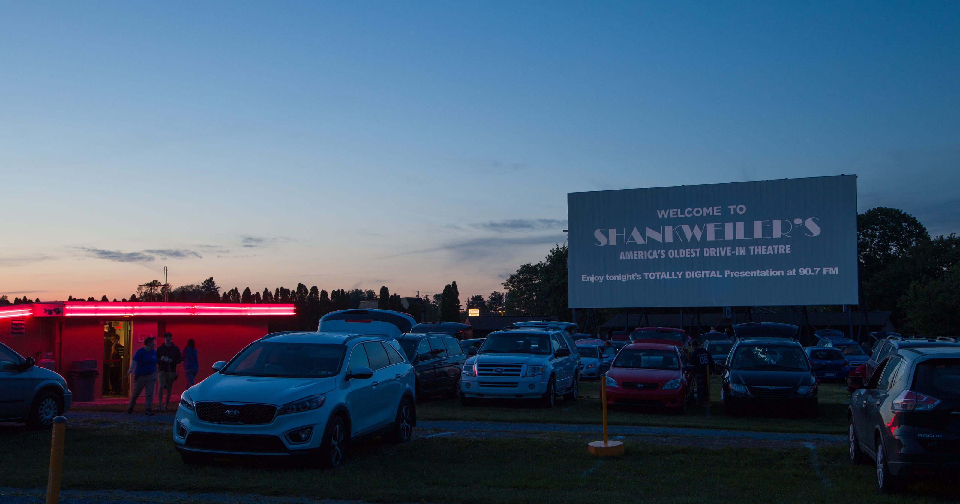 In drive. Shankweiler’s Theater. Drive-in-Theatre перевод.