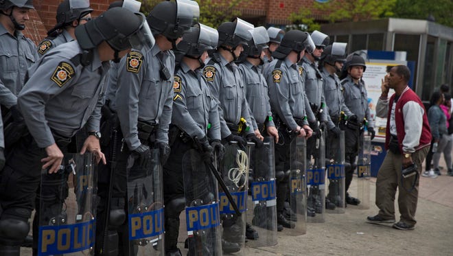Police and National Guard mobilize in riot gear at Pennsylvania Avenue ...