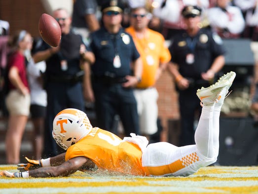 Tennessee running back John Kelly (4) attempts to catch