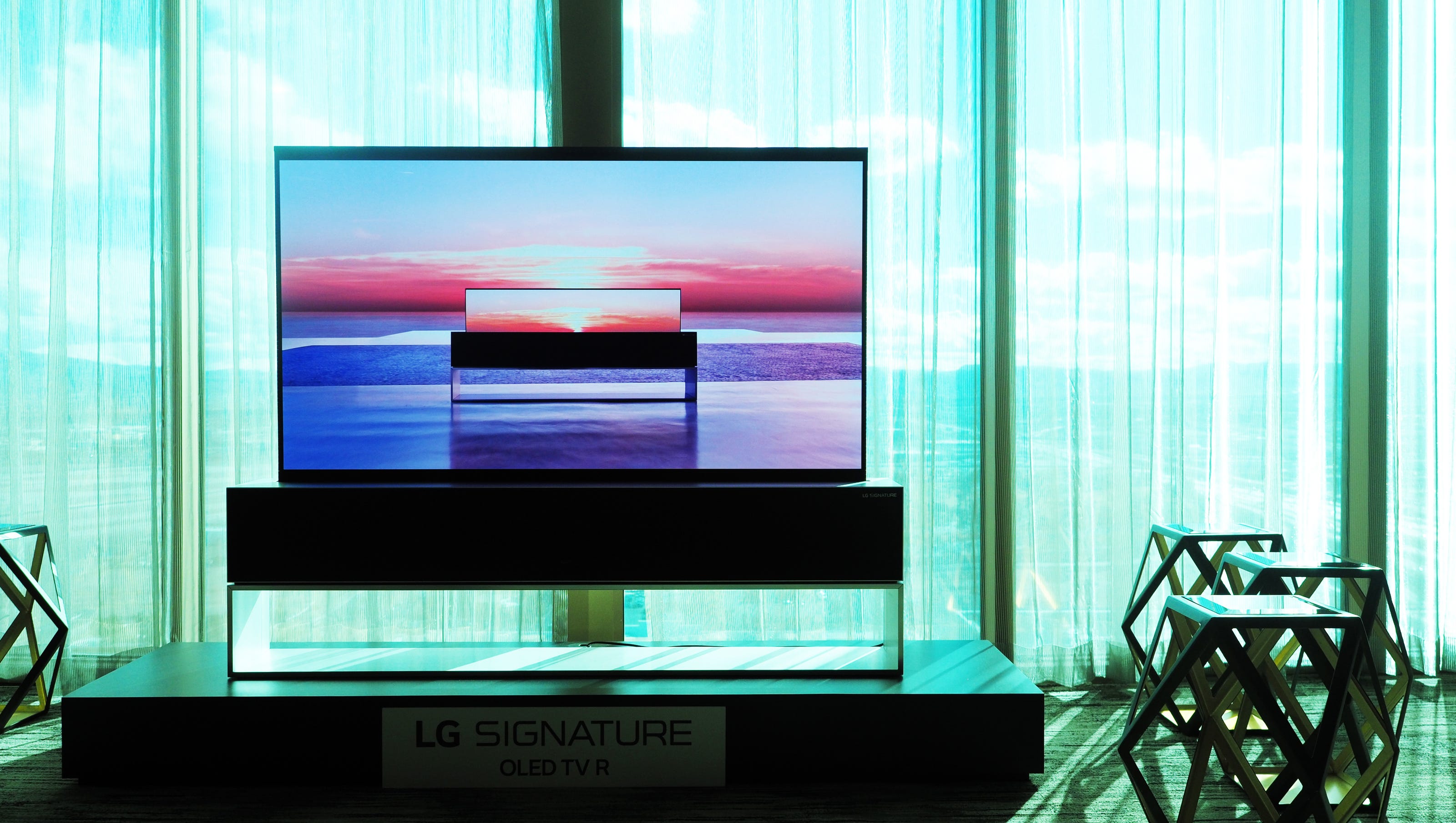 Телевизоры lg 2019. LG Rollable OLED. LG Signature 88. LG Signature 88 8k OLED телевизор. LG TV/Bar OLED стенд.