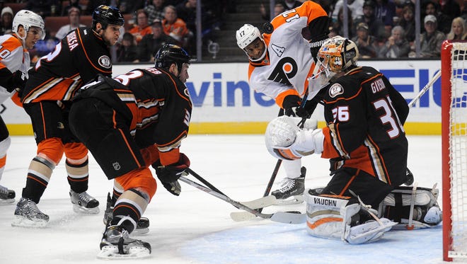 Wayne Simmonds and the Flyers are hoping to end their losing skid Tuesday against the Ducks.