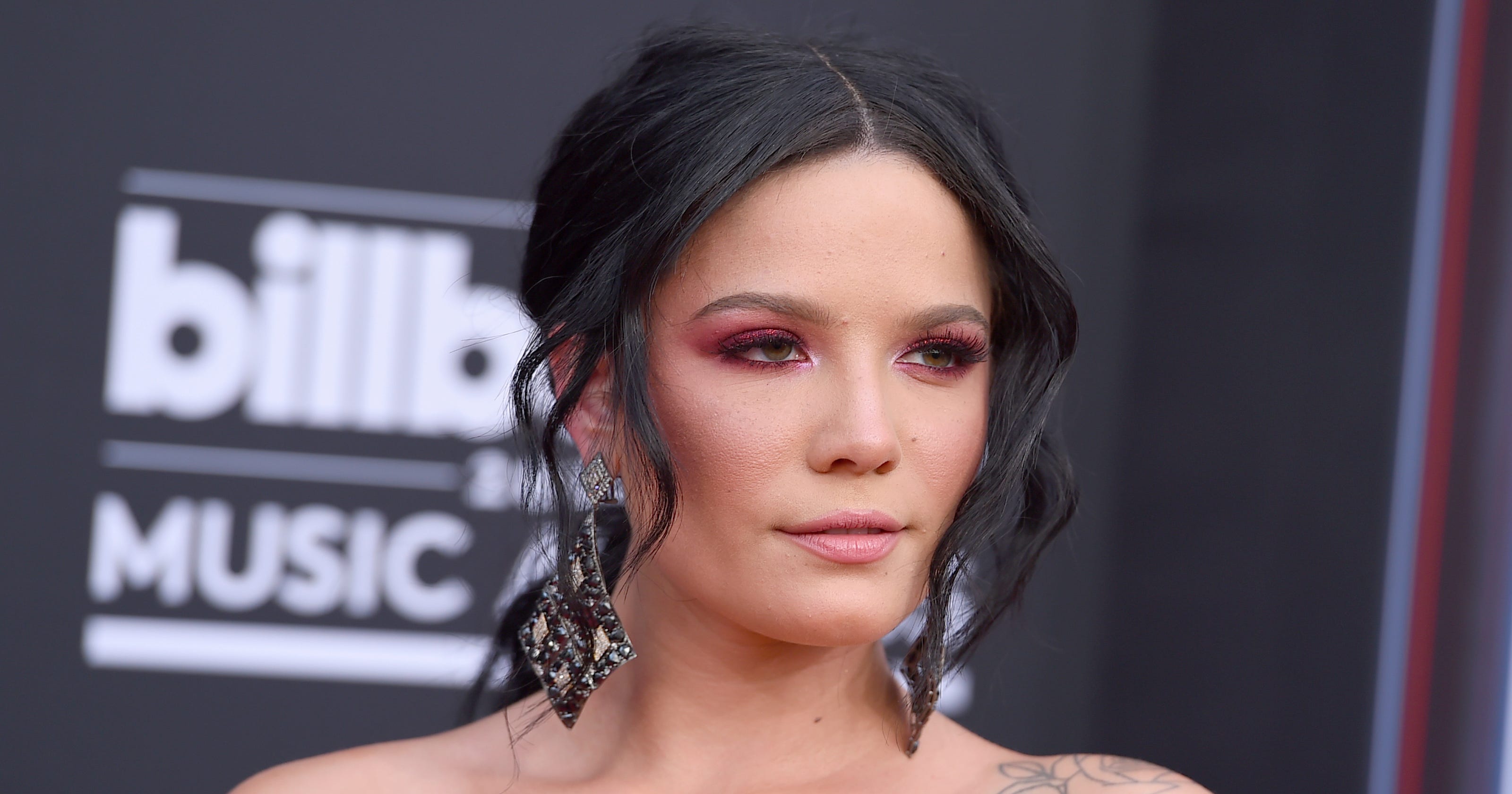 Halsey says she had an asthma attack, treated by medics during concert3200 x 1680