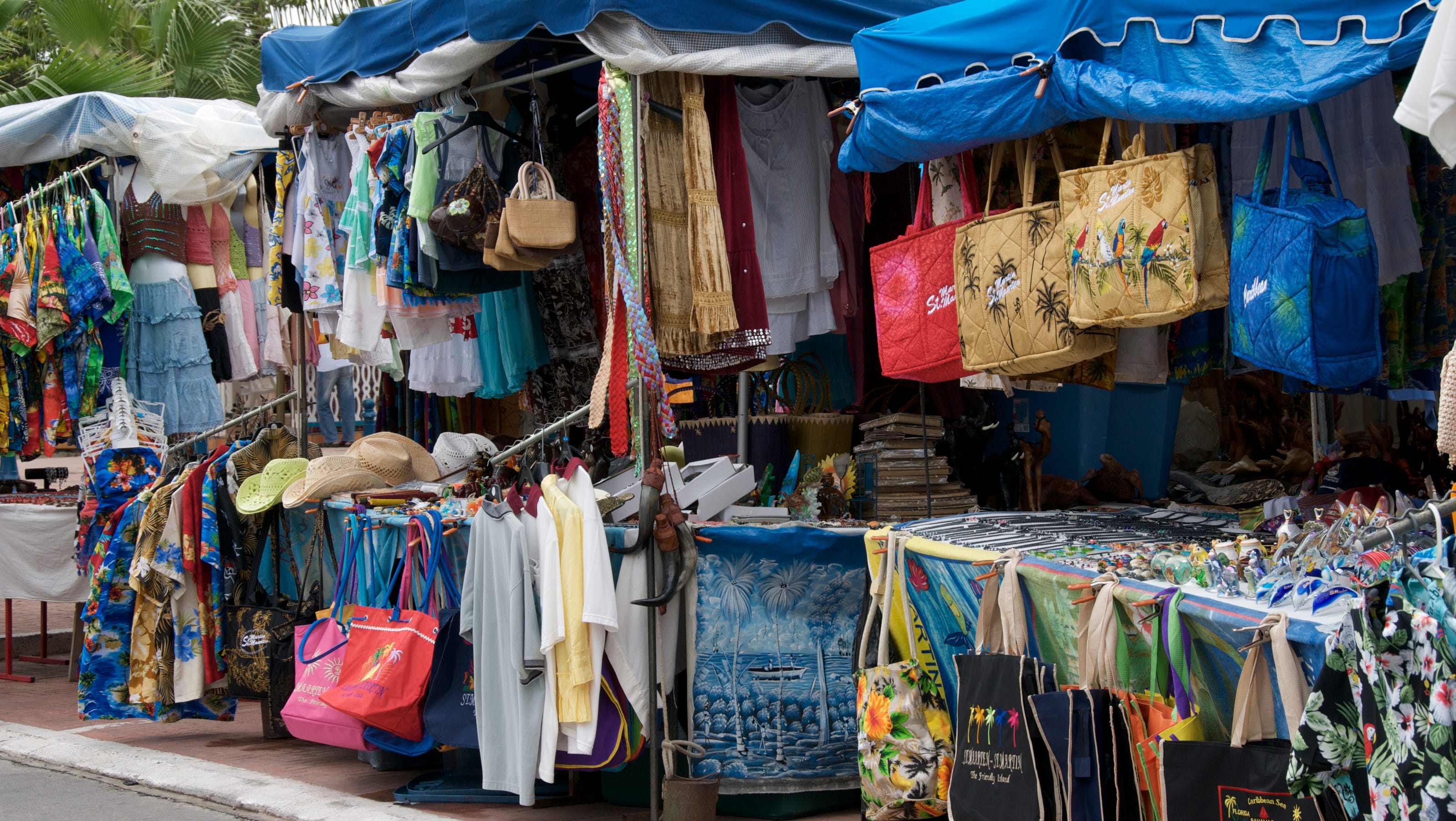 Market вещи. Киргизия базар Дордой. Киргизия вещевой рынок Дордой. Ткани Бишкек Дордой рынок. Китайский рынок Дордой, Киргизия, Бишкек.