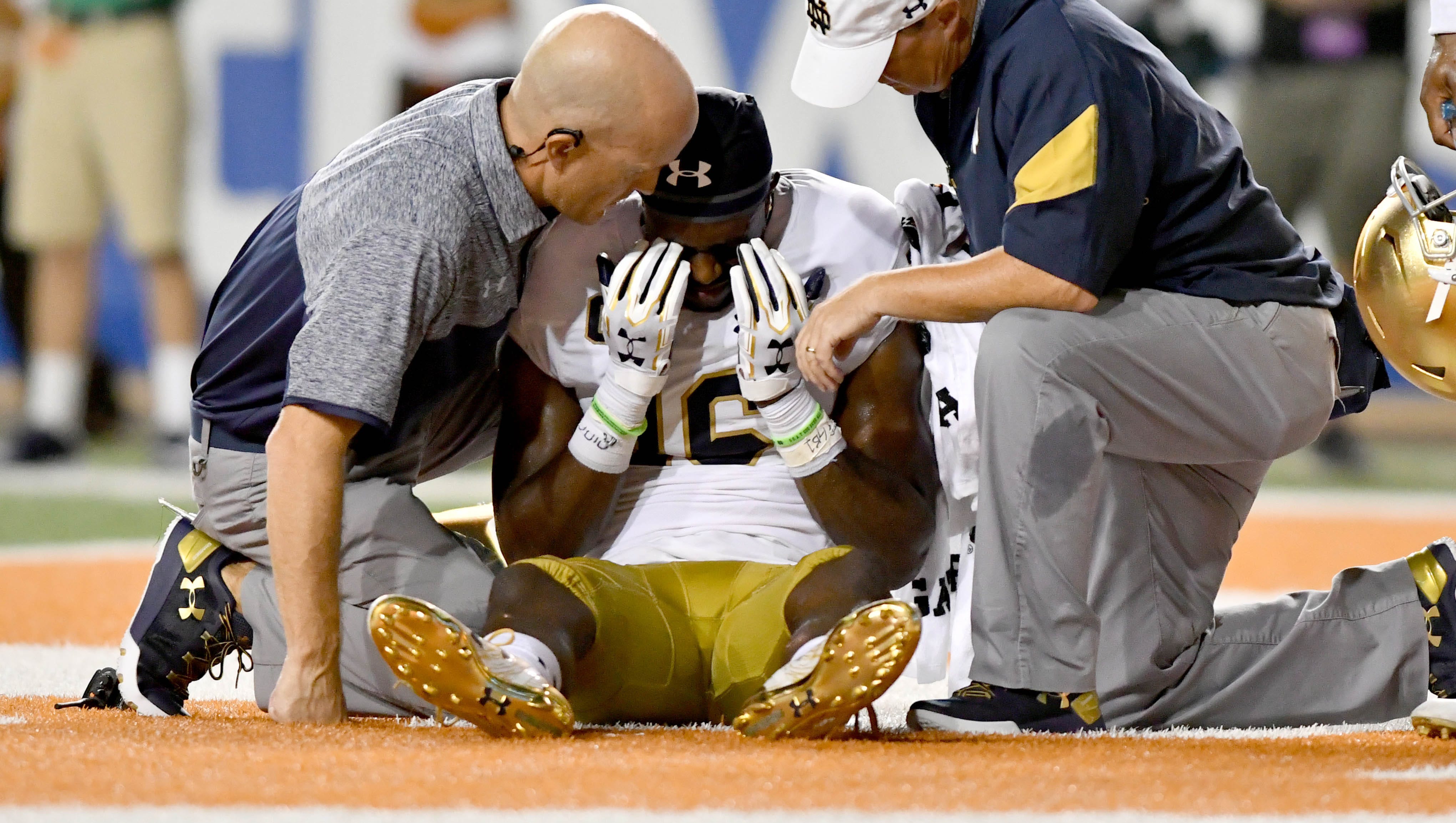 College Football S Rules Committee To Consider Middle Ground On