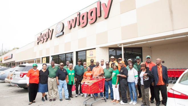 220 Quarterback Club shows support for new Piggly Wiggly