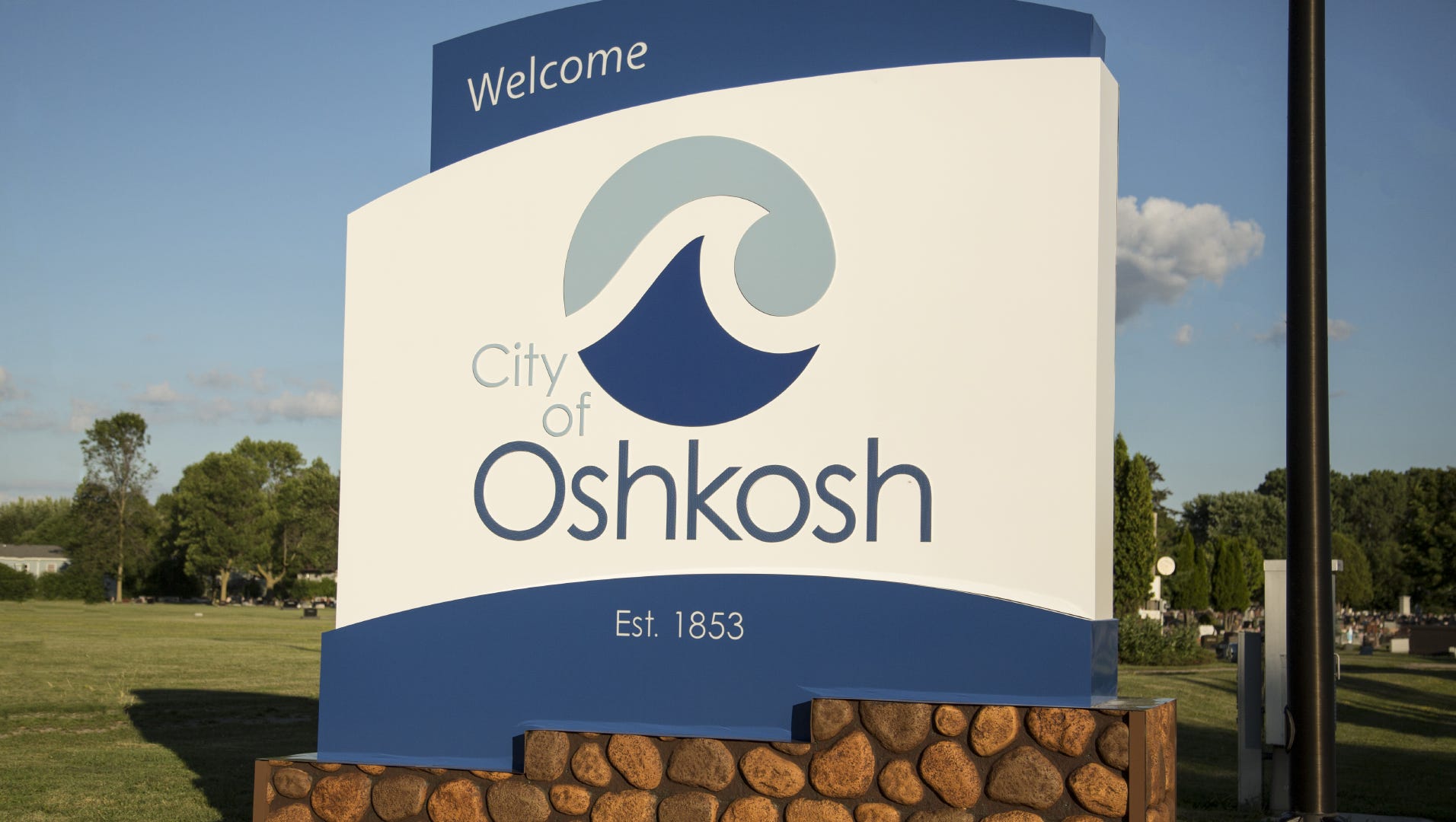 City of Oshkosh installs new welcome signs