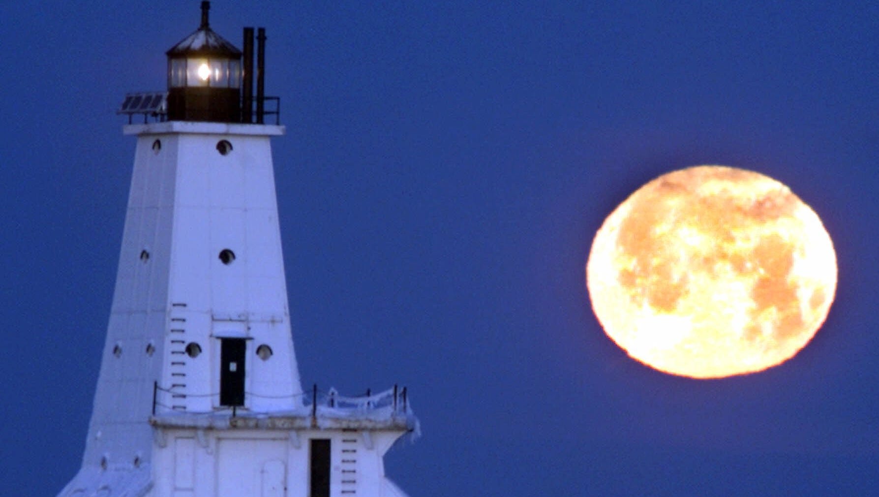 Christmas Full Moon Rises For First Time This Century Have a drink or two, and keep a lookout for something genuinely rare and beautiful: christmas full moon rises for first