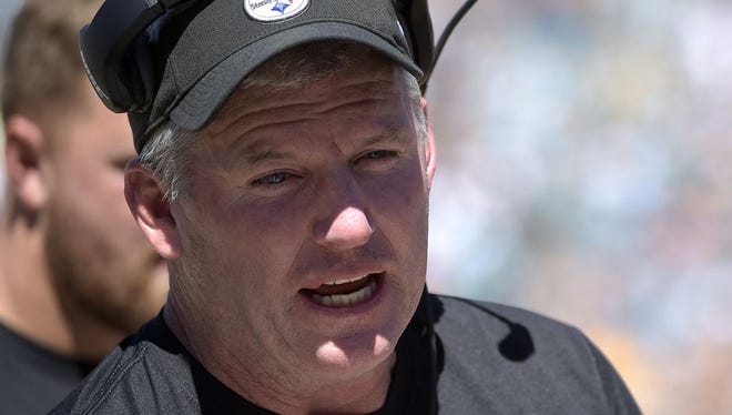 Pittsburgh Steelers offensive line coach Mike Munchak was a finalist for the head coaching job with the Denver Broncos job. That job went to Vic Fangio. AP FILE PHOTO