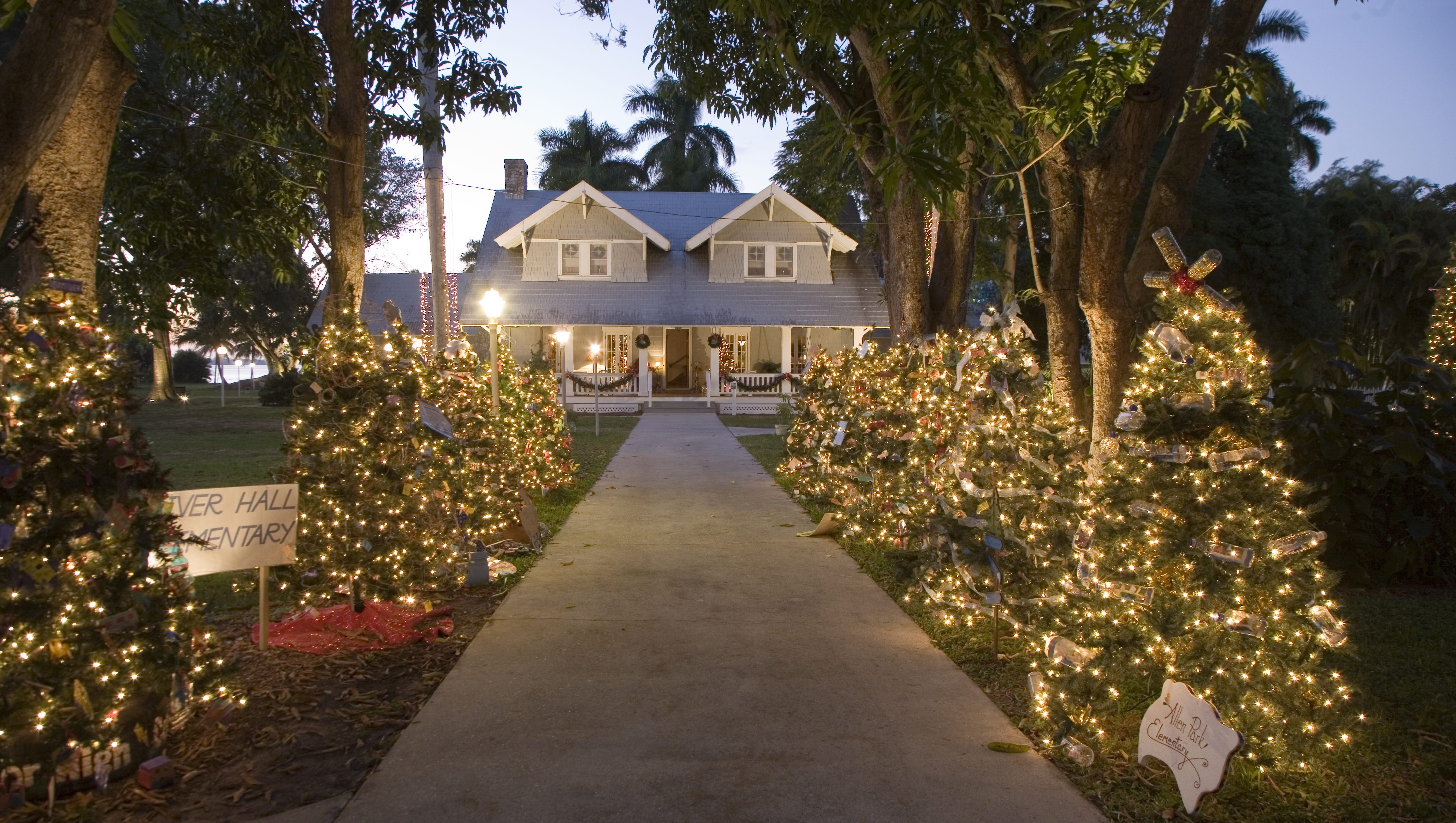 Christmas Lights Fort Myers Florida 2021 Where To Find Holiday Events In Fort Myers Cape Coral Bonita Springs