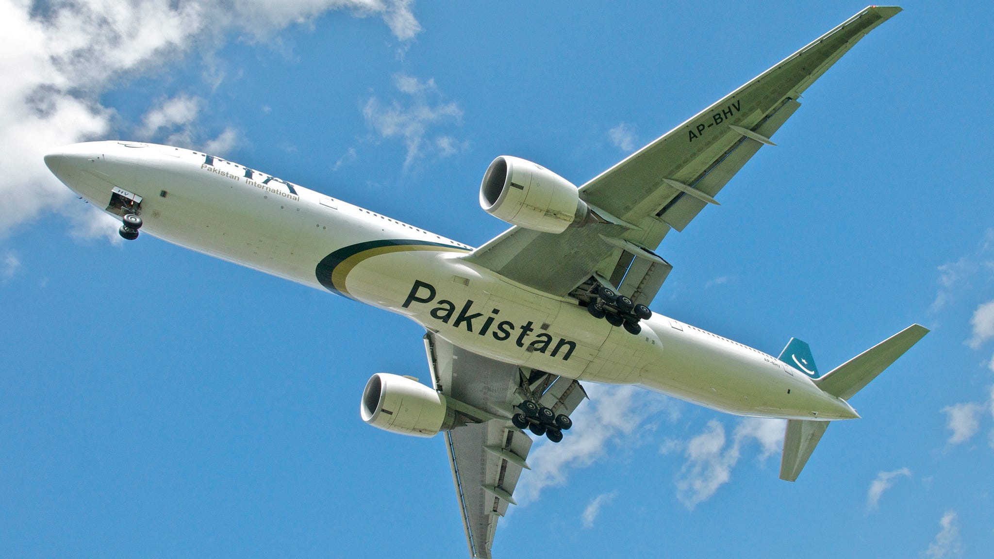 Airline Crew Members Caught With Stolen Phones And It S Not The First Time Airline Crew Members Caught With Stolen Phones And It S Not The First Time