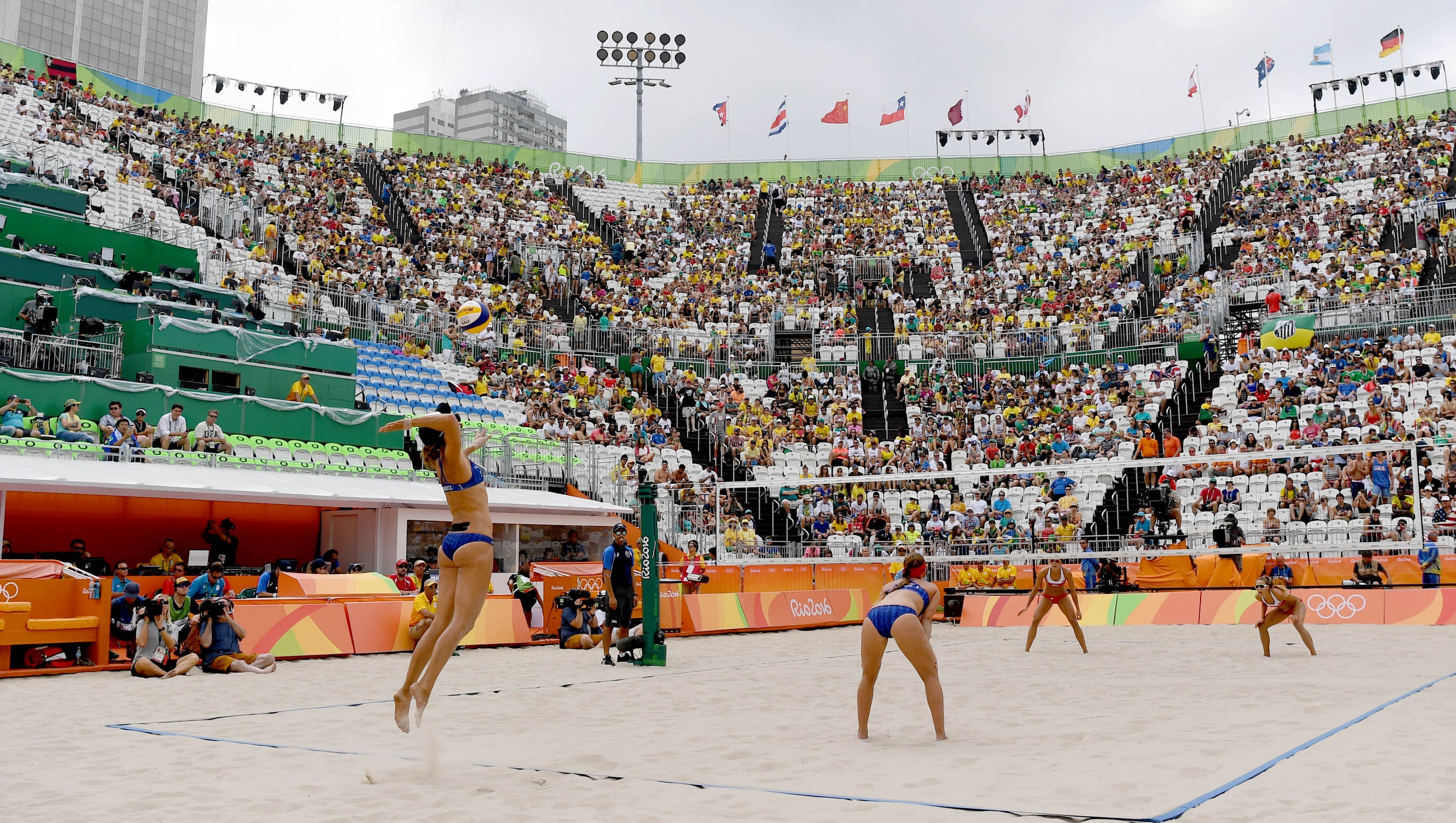 Beach volleyball crowd jeers American duo with chants of ...