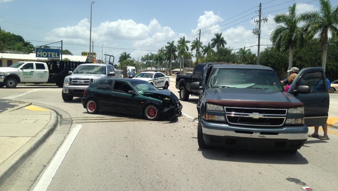 Crash closes eastbound Palm Beach Blvd in Fort Myers