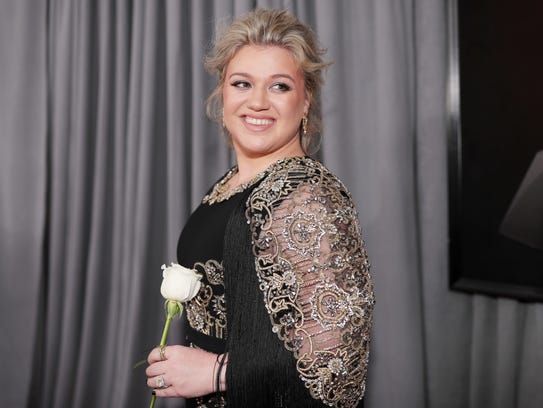 Image result for Kelly Clarkson wear a white rose at the grammys