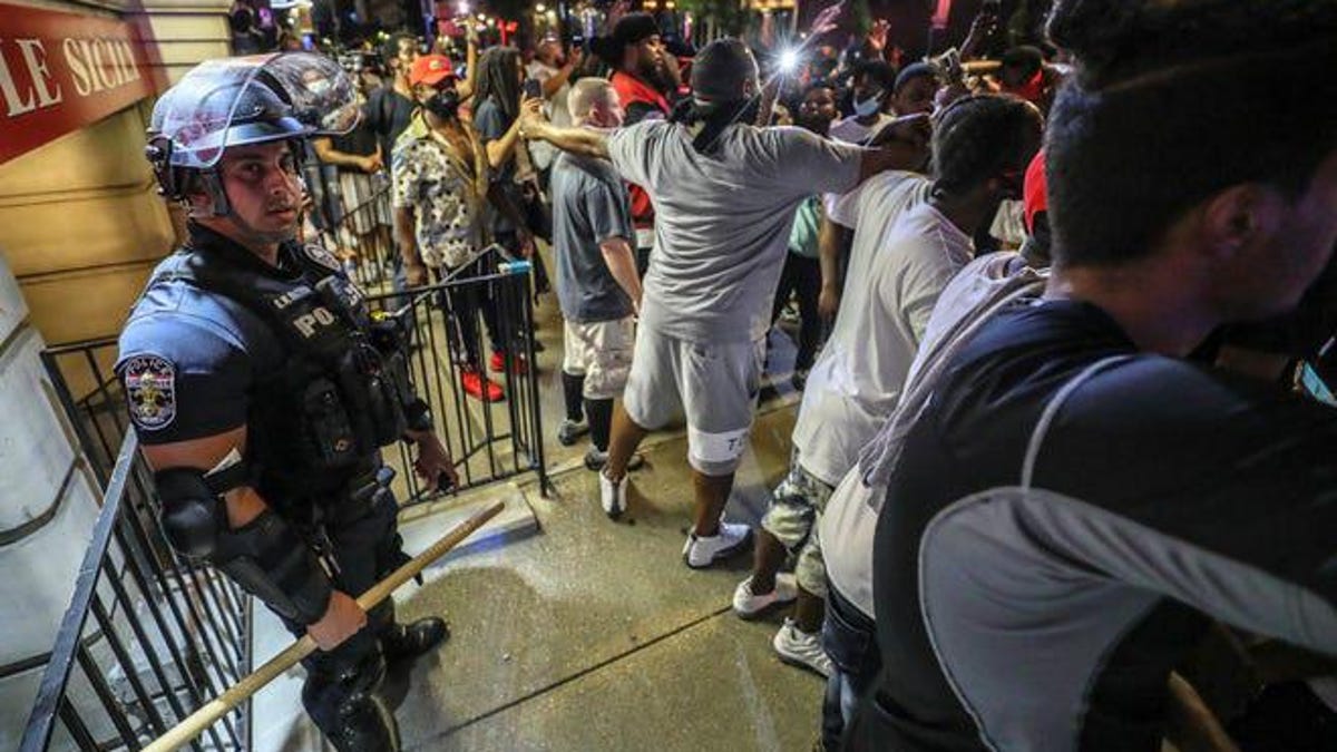 Louisville BLM protesters ‘rescue’ a lone police officer