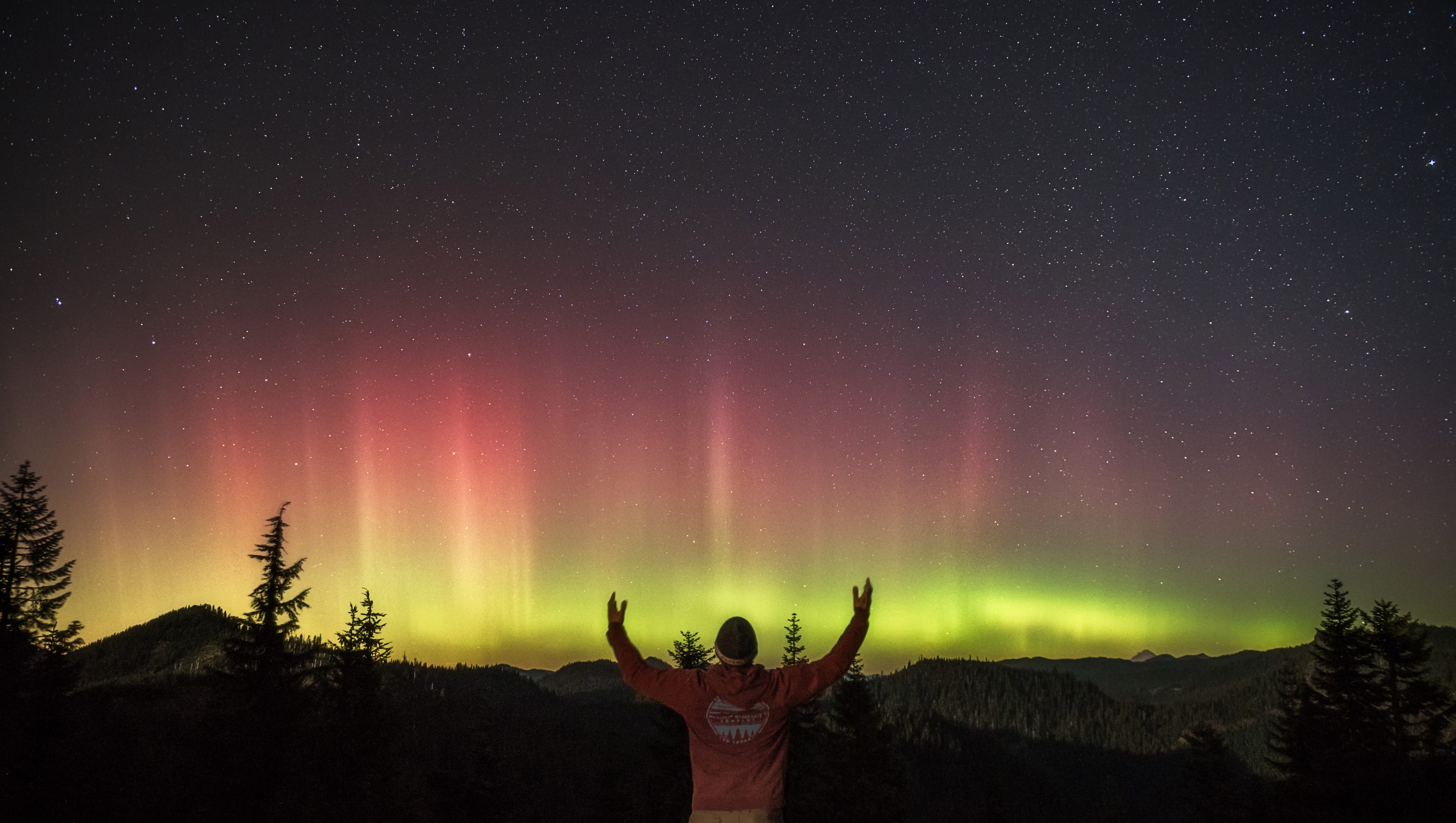 Salem photographer captures epic aurora borealis picture from Oregon