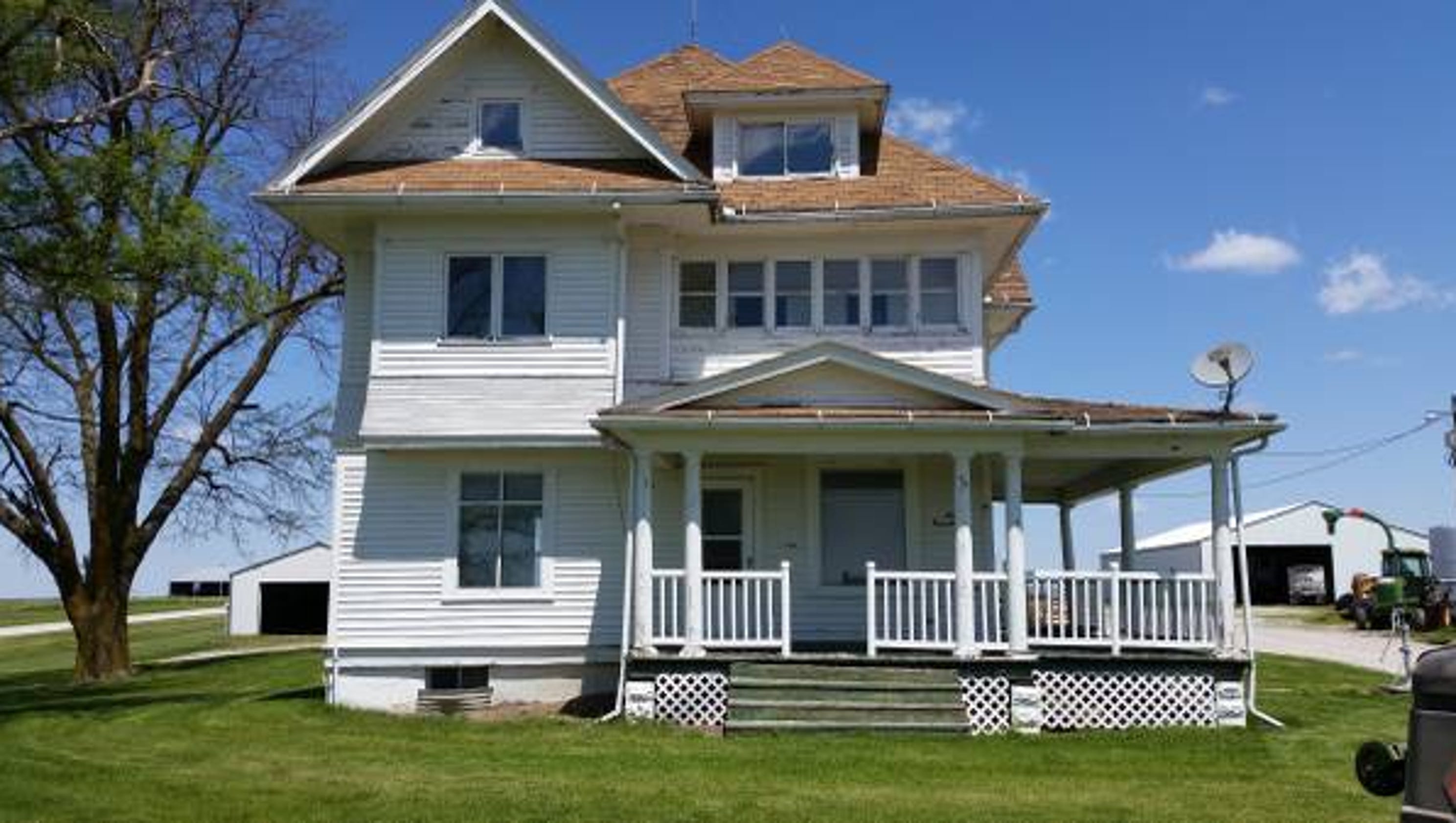 Iowa farmhouse offered for free on Craigslist finds a new home