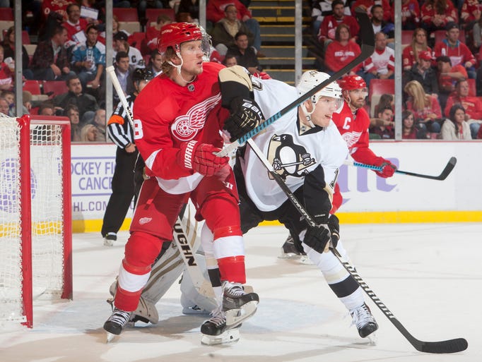 Red Wings left wing Justin Abdelkader and Penguins