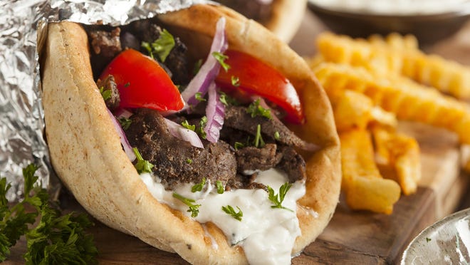 Σπιτικό κρέας chiro με σάλτσα jatsiki, ντομάτες και πατάτες τηγανητές