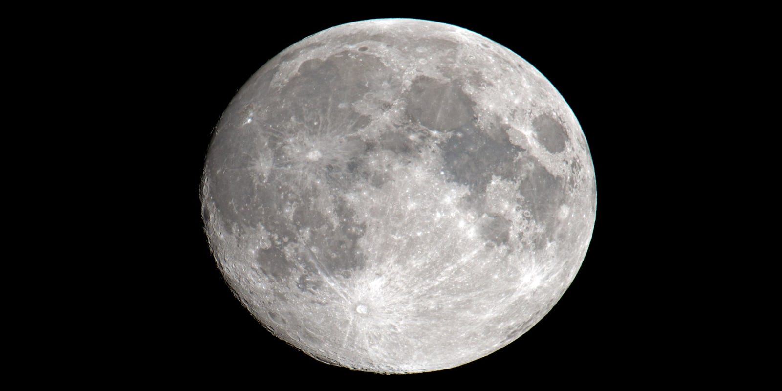 벌레의 보름달은 일요일 저녁에 빛날 것입니다.  그러나 그것은 거대한 달입니까?