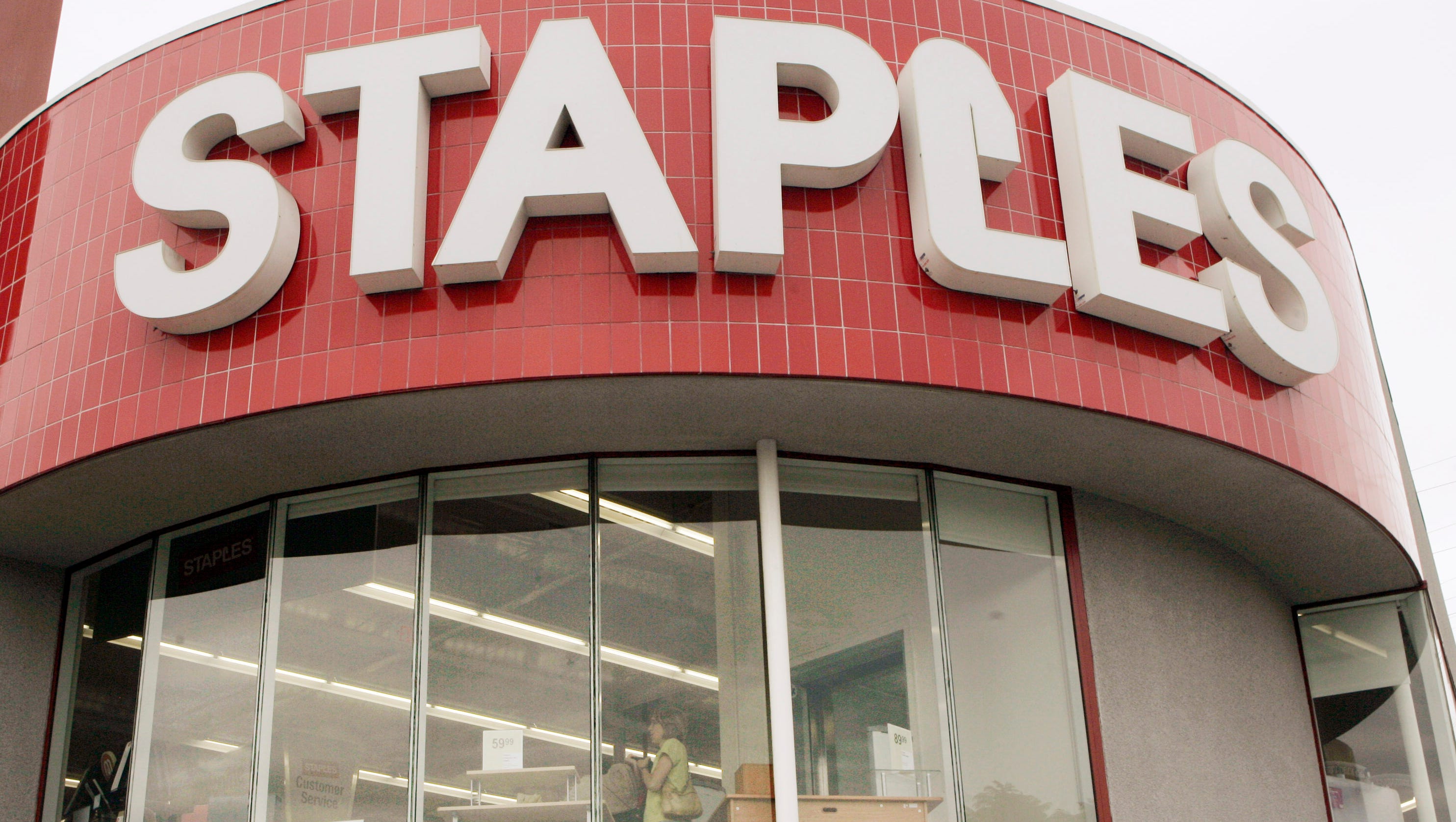 Staples closing 225 stores, strengthens online focus