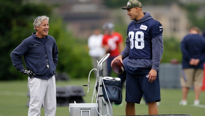 Seattle Seahawks head coach Pete Carroll, left, talks with tight end Jimmy Graham, right, during NFL football practice, Thursday, June 9, 2016, in Renton, Wash. (AP Photo/Ted S. Warren)