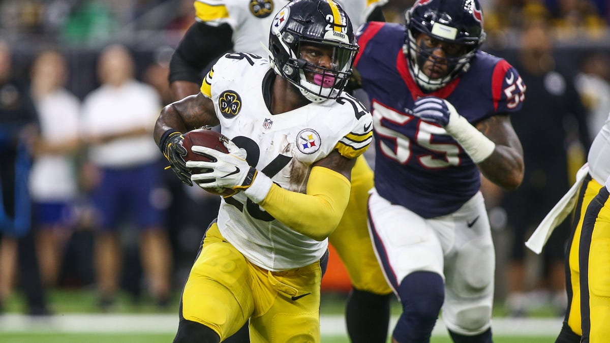 Dec 25, 2017; Houston, TX, USA; Pittsburgh Steelers running back Le'Veon Bell (26) runs with the ball during the second quarter against the Houston Texans at NRG Stadium. Mandatory Credit: Troy Taormina-USA TODAY Sports