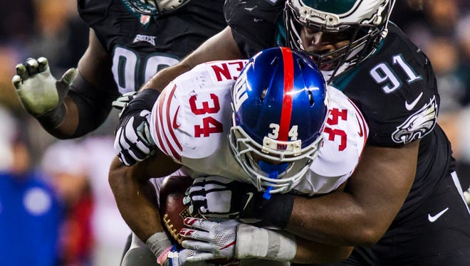 Eagles defensive tackle Fletcher Cox (91), shown making a tackle against the Giants on Oct. 19, is not expected to attend the Eagles' minicamp this week.