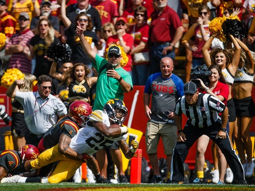 Iowa senior running back Akrum Wadley (25) reaches