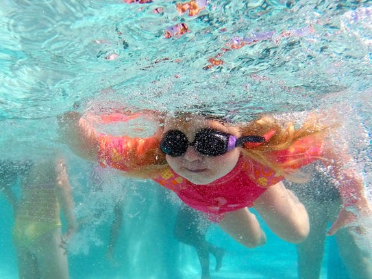 Kimberly Von Gries, 5, of Phoenix, swims under water