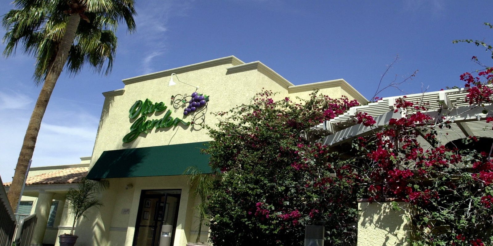 Olive Garden Defends Breadstick Policy