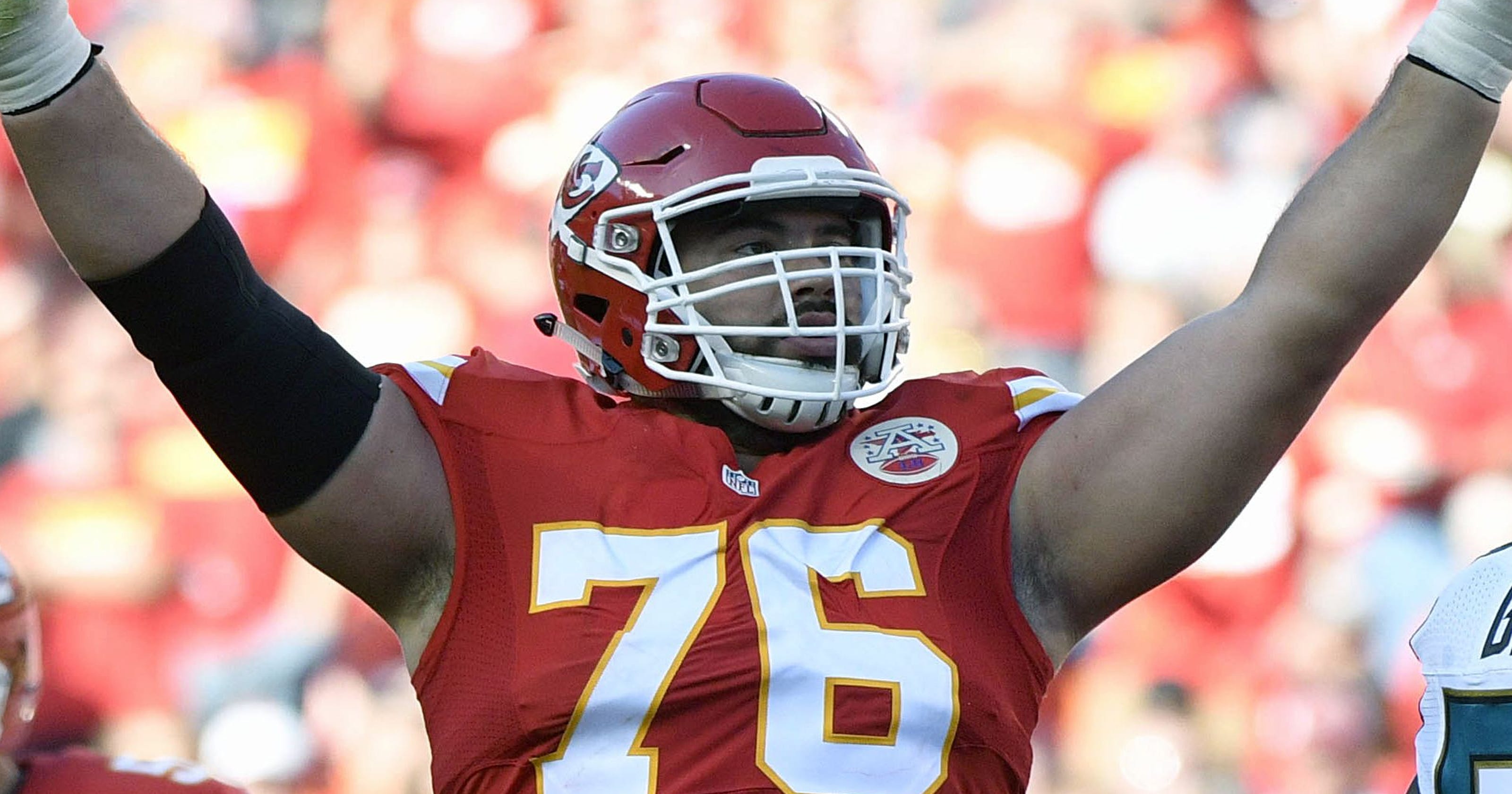 kansas-city-chiefs-laurent-duvernay-tardif-graduates-from-med-school