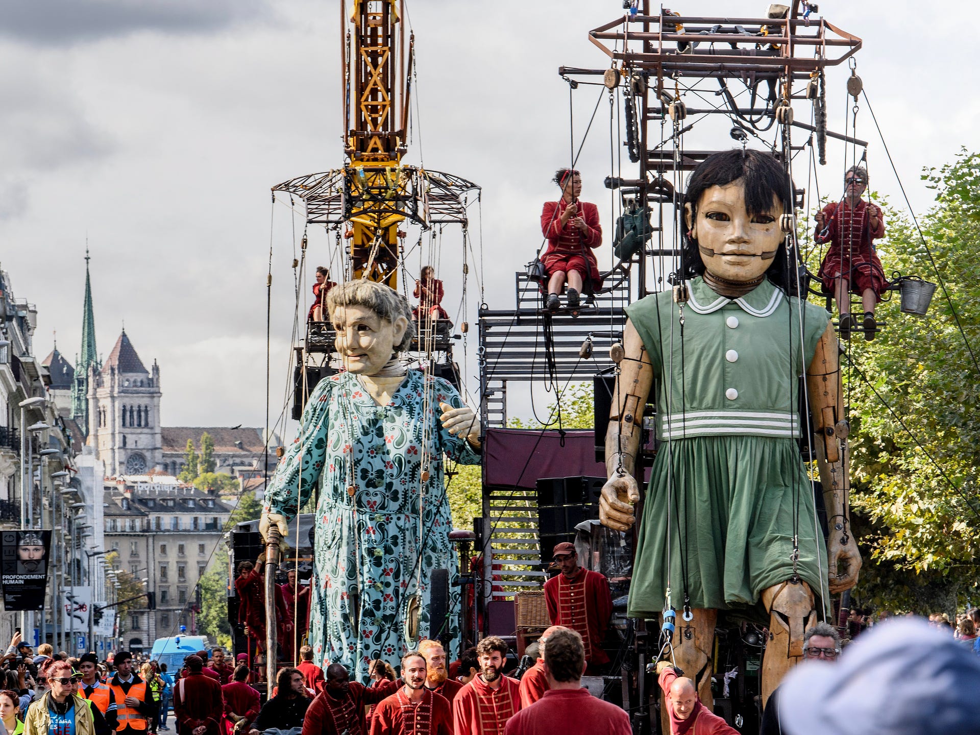 Giant puppets highlight Switzerland street performance