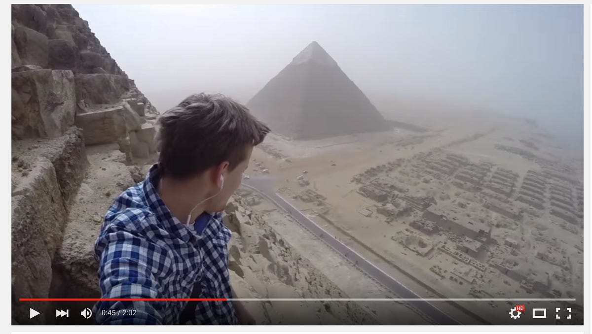 Teen illegally scales Egypt&#39;s Great Pyramid
