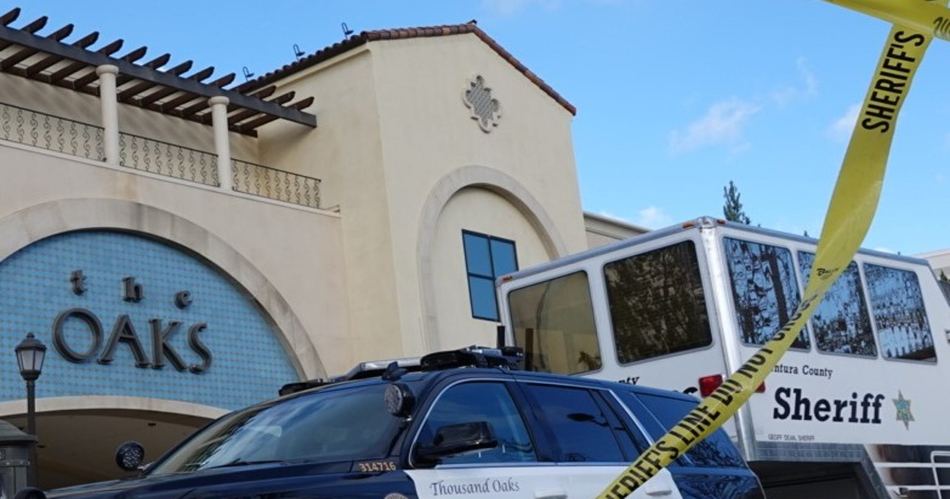 One dead, one injured in shooting at The Oaks mall in Thousand Oaks(02)