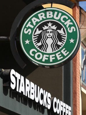 Si maximiza la cantidad que podría poner en una tarjeta de regalo de Starbucks, podría comprar 50 tarjetas de regalo de $500. Eso es más de 5000 Frappucinos.