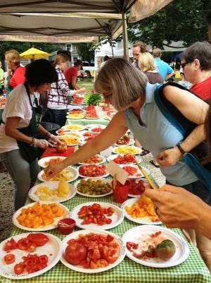 Buy fresh corn, peaches and tomatoes at a summer farm stand or farmers’ markets like this one in Lewes.