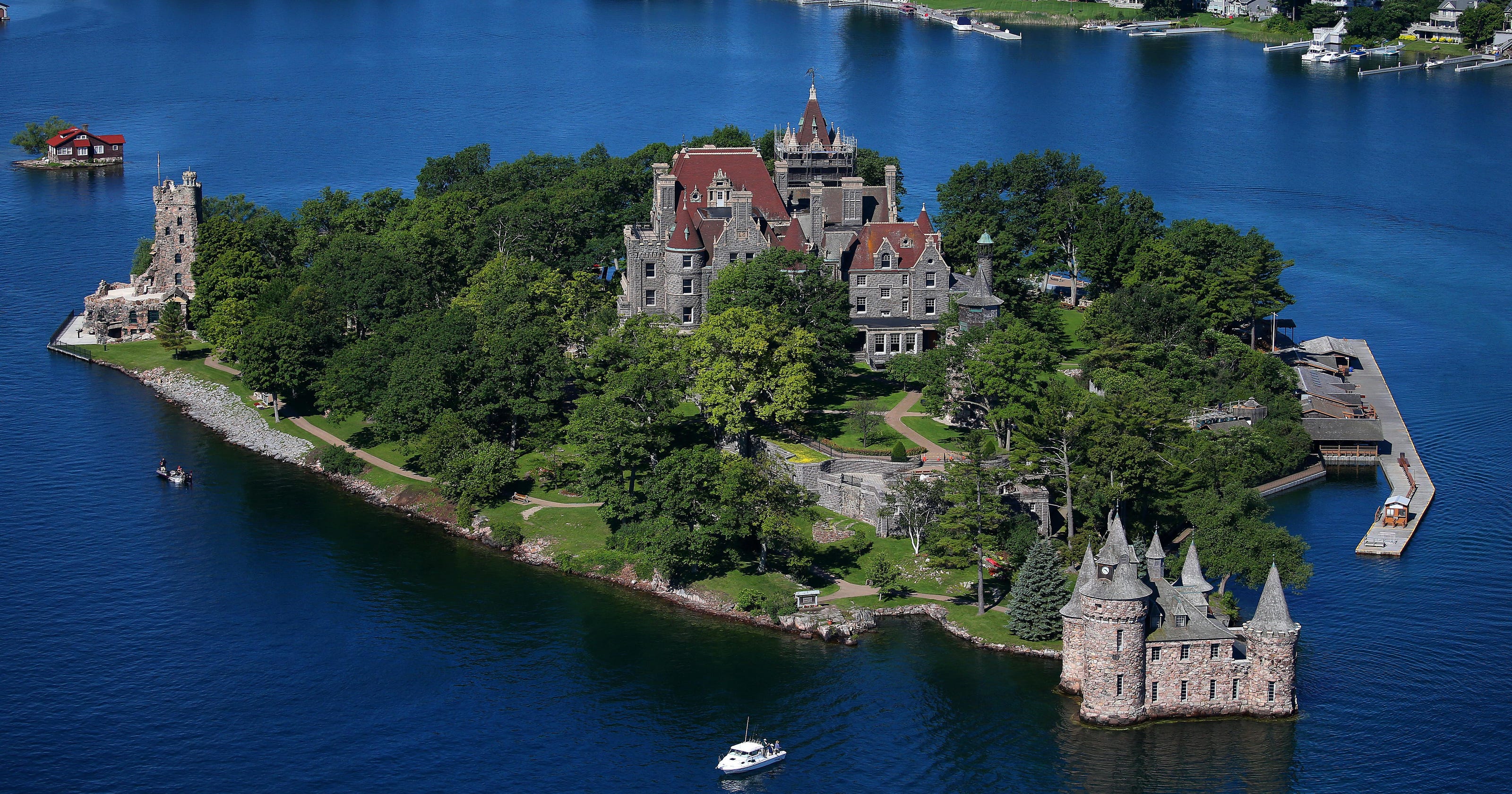 is boldt castle open for tours