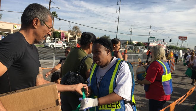 St. Mary's Food Bank gönüllüsü Maria Jackson, 20 Kasım 2017'deki Şükran Günü tatili öncesinde poşet taze ürün dağıtıyor.
