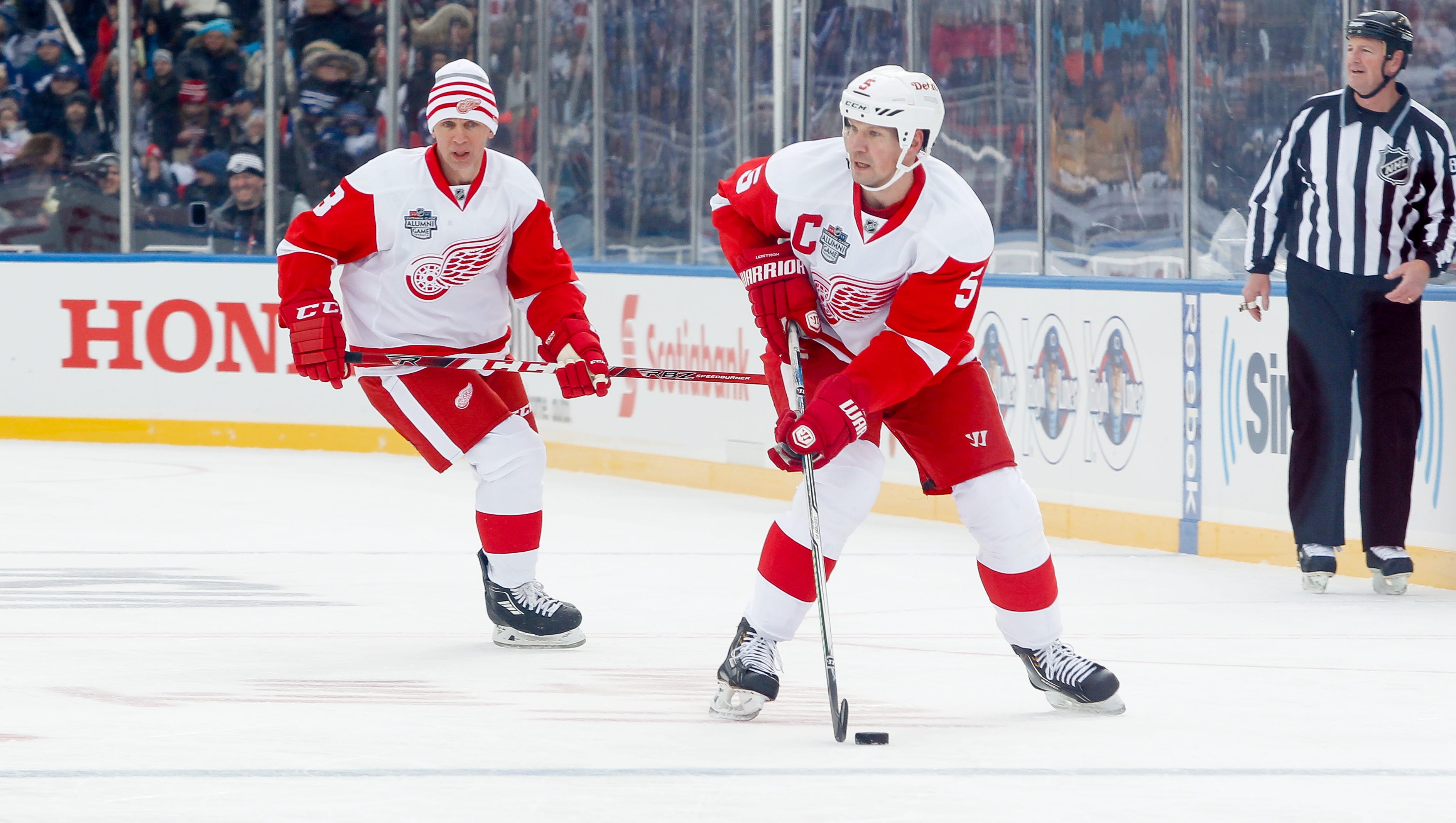 Red Wings-Maple Leafs game delayed 30 minutes